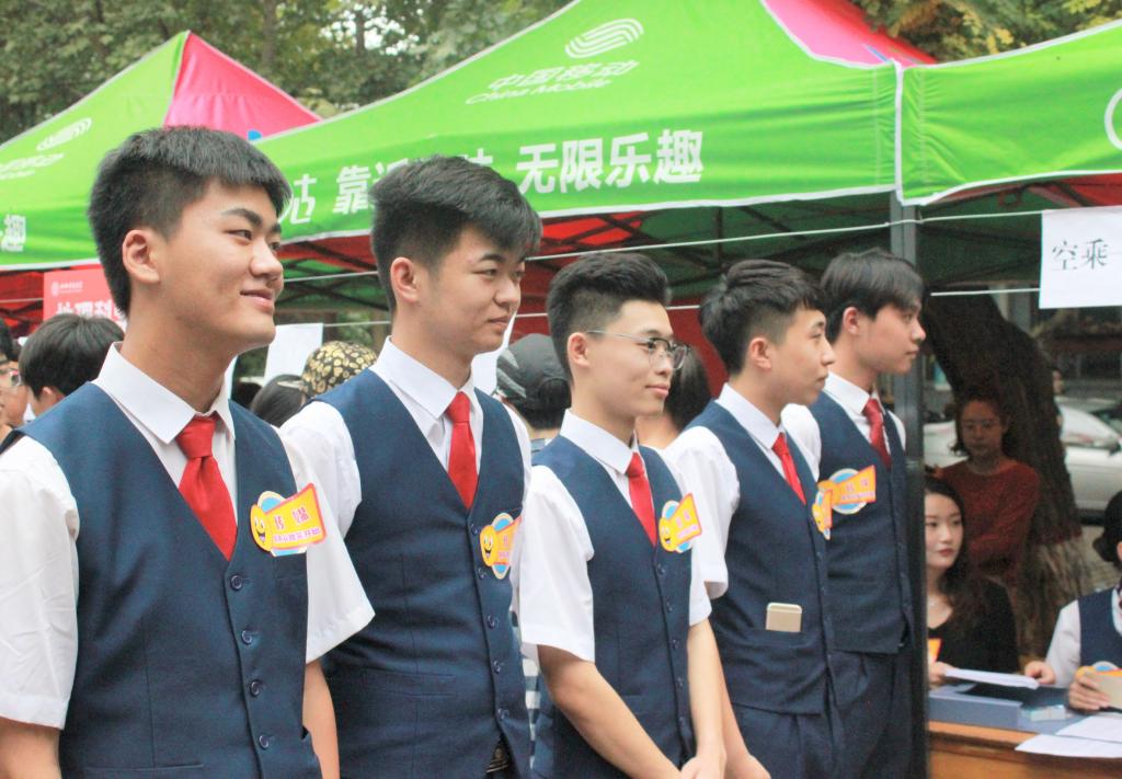 新葡的京官网志愿者挂牌上岗服务新生